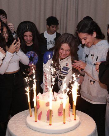 شاهد .. كارلا حداد وطوني أبو جودة يحتفلان بعيد ميلاد إبنتهما سوياً رغم طلاقهما