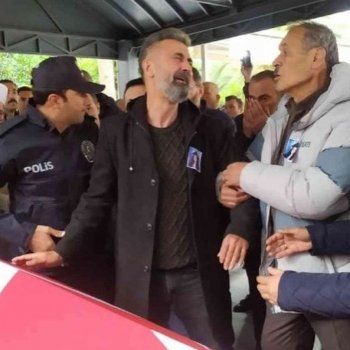 شاهد .. نور الدين أوتشار ينهار بكاءاً في جنازة إبنته.. وحالة تعاطف واسعة