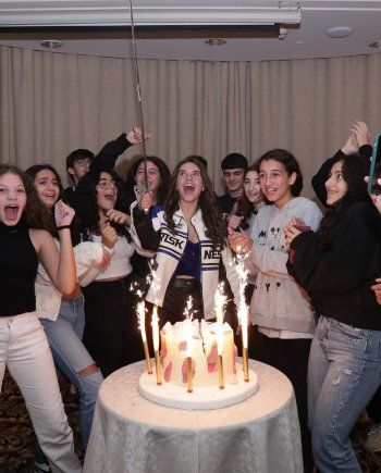 شاهد .. كارلا حداد وطوني أبو جودة يحتفلان بعيد ميلاد إبنتهما سوياً رغم طلاقهما