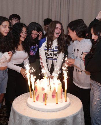 شاهد .. كارلا حداد وطوني أبو جودة يحتفلان بعيد ميلاد إبنتهما سوياً رغم طلاقهما