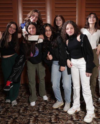 شاهد .. كارلا حداد وطوني أبو جودة يحتفلان بعيد ميلاد إبنتهما سوياً رغم طلاقهما