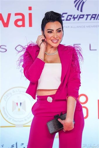 بدلة علي تيشرت قصير : ميرهان حسين ملبن مهرجان القاهرة – شاهد