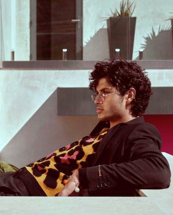 شاهد .. لؤي علامة يتصدر غلاف مجلة عالمية وصوره تلفت الأنظار