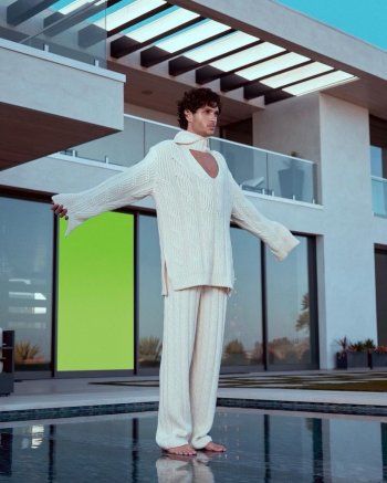 شاهد .. لؤي علامة يتصدر غلاف مجلة عالمية وصوره تلفت الأنظار