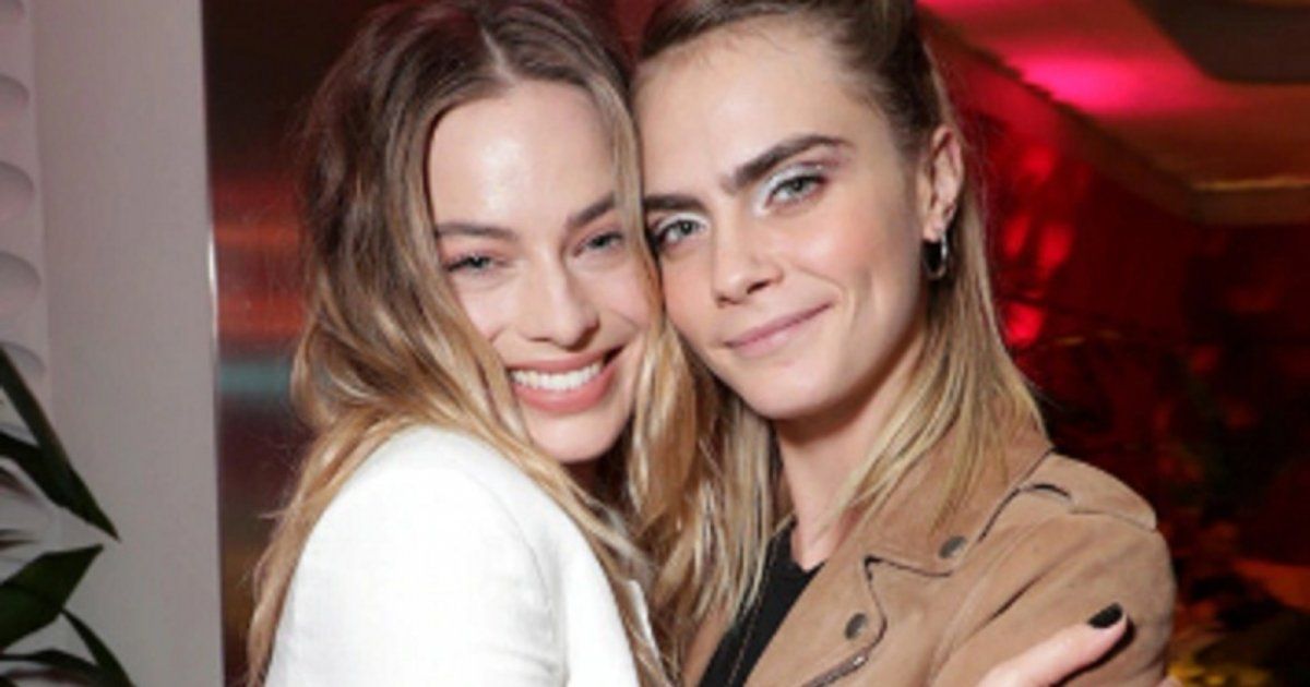 شاهد .. مارغو روبي تكشف حقيقة صورتها باكية أمام منزل كارا ديليفن