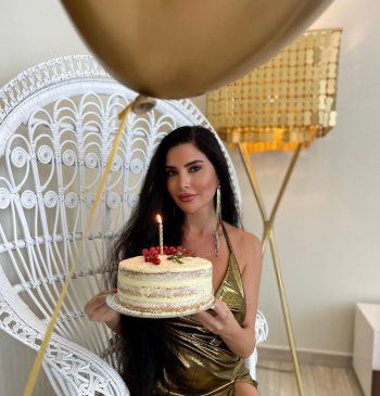 شاهد .. لاميتا فرنجية تحتفل بـ عيد ميلادها في الجاكوزي..ستُفاجأون من عمرها الحقيقي!