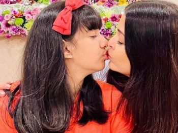 شاهد .. أيشواريا راي تقبل إبنتها الشابة على الفم وتحدث حالة من الغضب!