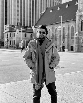 شاهد .. ناصيف زيتون بإطلالة شتوية أنيقة من أحد شوارع كندا-بالصور