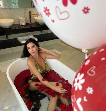 شاهد .. لاميتا فرنجية تحتفل بـ عيد ميلادها في الجاكوزي..ستُفاجأون من عمرها الحقيقي!