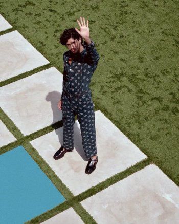 شاهد .. لؤي علامة يتصدر غلاف مجلة عالمية وصوره تلفت الأنظار