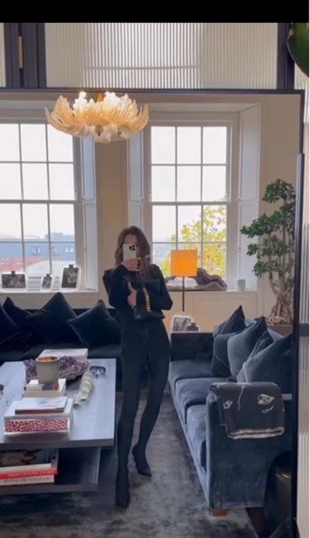 شاهد .. بالصورة - فيكتوريا بيكهام تتألق بالأسود في مكتبها