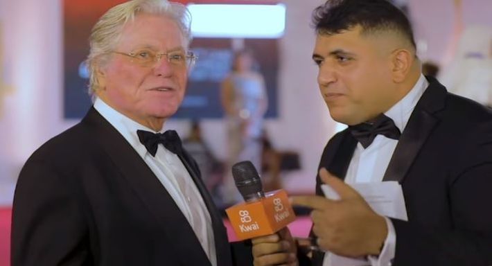 النجوم يلعبون مع مذيع الشارع في مهرجان القاهرة السينمائي