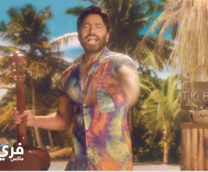 بينهم عبد الباسط حمودة.. تامر حسني يقلد 4 فنانين في إعلان جديد- فيديو