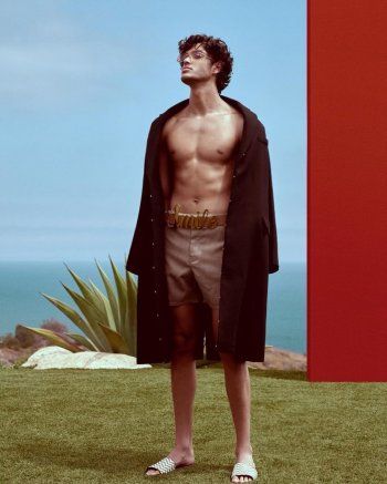 شاهد .. لؤي علامة يتصدر غلاف مجلة عالمية وصوره تلفت الأنظار