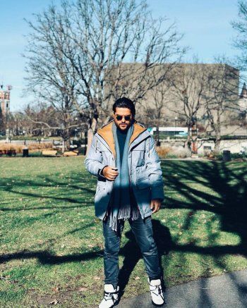 شاهد .. ناصيف زيتون بإطلالة شتوية أنيقة من أحد شوارع كندا-بالصور