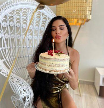 شاهد .. لاميتا فرنجية تواصل إحتفالها بعيد ميلادها.. وهذه المرة من حوض السباحة