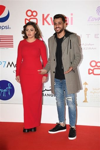 بالاحمر الناري – إلهام عبد البديع رجعت من شهر العسل لحضور مهرجان القاهرة – شاهد