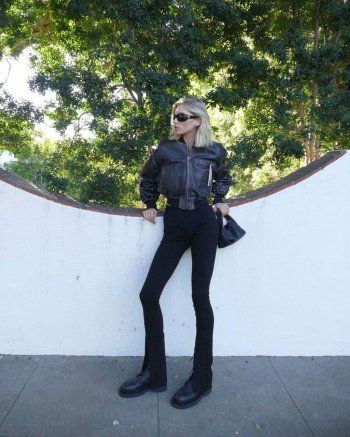 شاهد .. بالصورة - إلسا هوسك تتألق بإطلالة كاجوال بالجلد الأسود