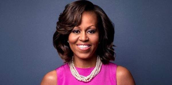 شاهد .. ميشيل أوباما تتحدث عن هوس بناتها المفاجىء ببعض الأمور عند زيارتها لهما