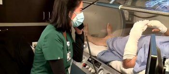 شاهد .. بالصورة - جاي لينو في غُرْفَةُ الضَّغْطِ العالِي مضمضاً