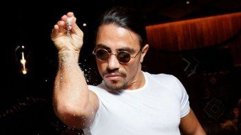 شاهد .. الشيف "نصرت" يُثير الجدل بفاتورة عشاء بمبلغ خيالي...لن تصدقوا كم بلغ ثمنها!