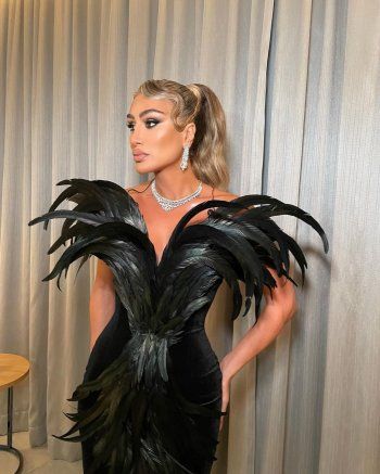 شاهد .. بالصورة - مايا دياب تتألق في حفل زفاف بفستان من الريش الأسود