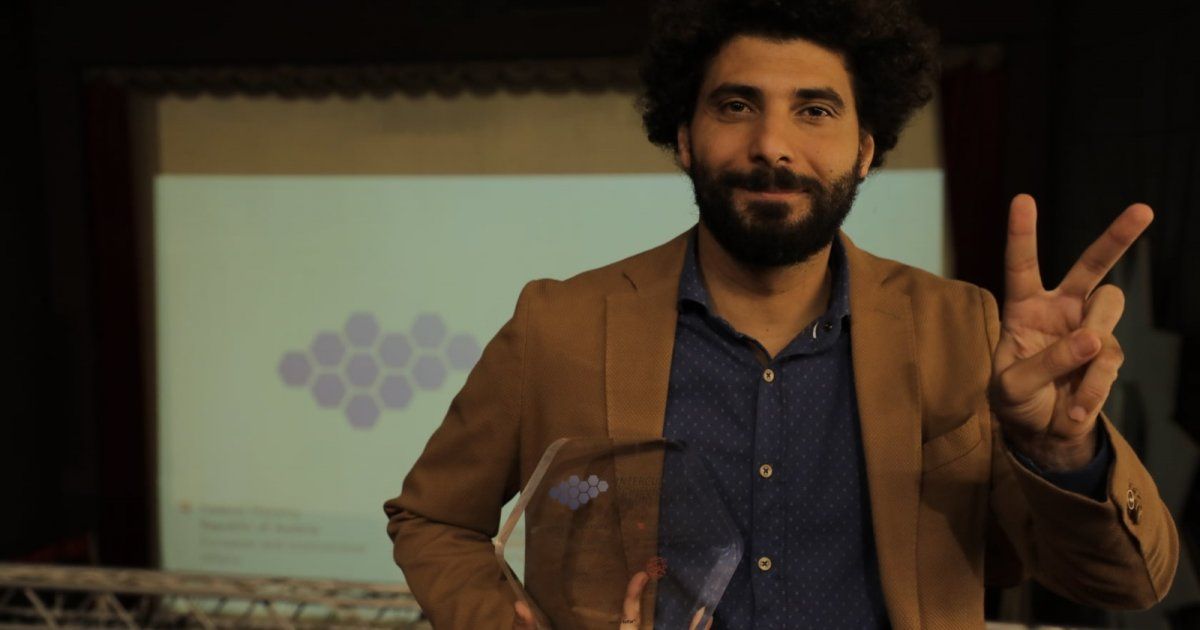 شاهد .. قاسم إسطنبولي يحصد جائزة الشراكة الثقافية في المسرح الوطني اللبناني