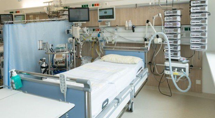 شاهد .. فنان عراقي شهير يدخل المستشفى بعد تعرضه لـ 6 جلطات دماغية!