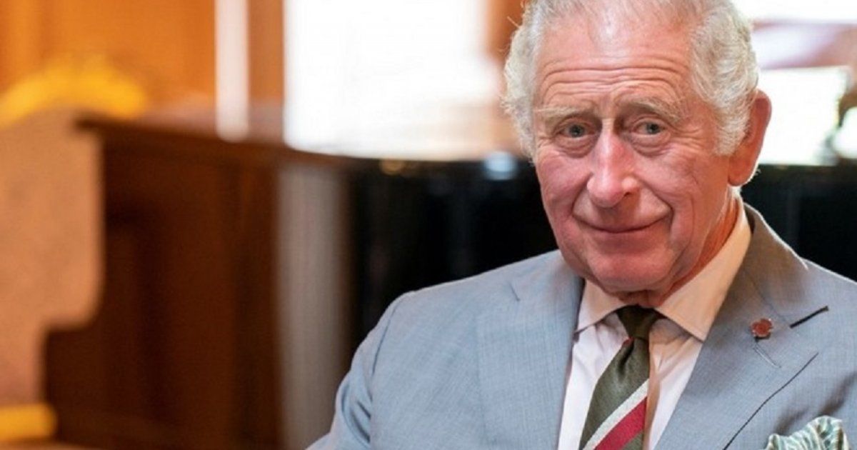 شاهد .. الملك تشارلز الثالث يتخذ هذا القرار الصادم ويتلقى هدية مزيفة