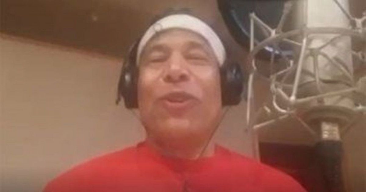 شاهد .. فنان مصري يغني عن غلاء السيارات في مصر