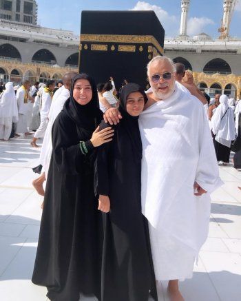 شاهد .. روجينا وأشرف زكي يؤديان مناسك العمرة.. وهكذا ظهرا برفقة إبنتهما