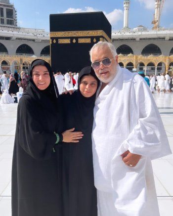 شاهد .. روجينا وأشرف زكي يؤديان مناسك العمرة.. وهكذا ظهرا برفقة إبنتهما