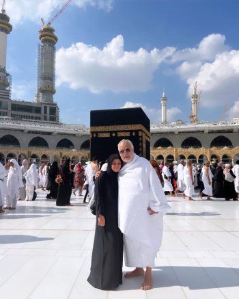 شاهد .. روجينا وأشرف زكي يؤديان مناسك العمرة.. وهكذا ظهرا برفقة إبنتهما