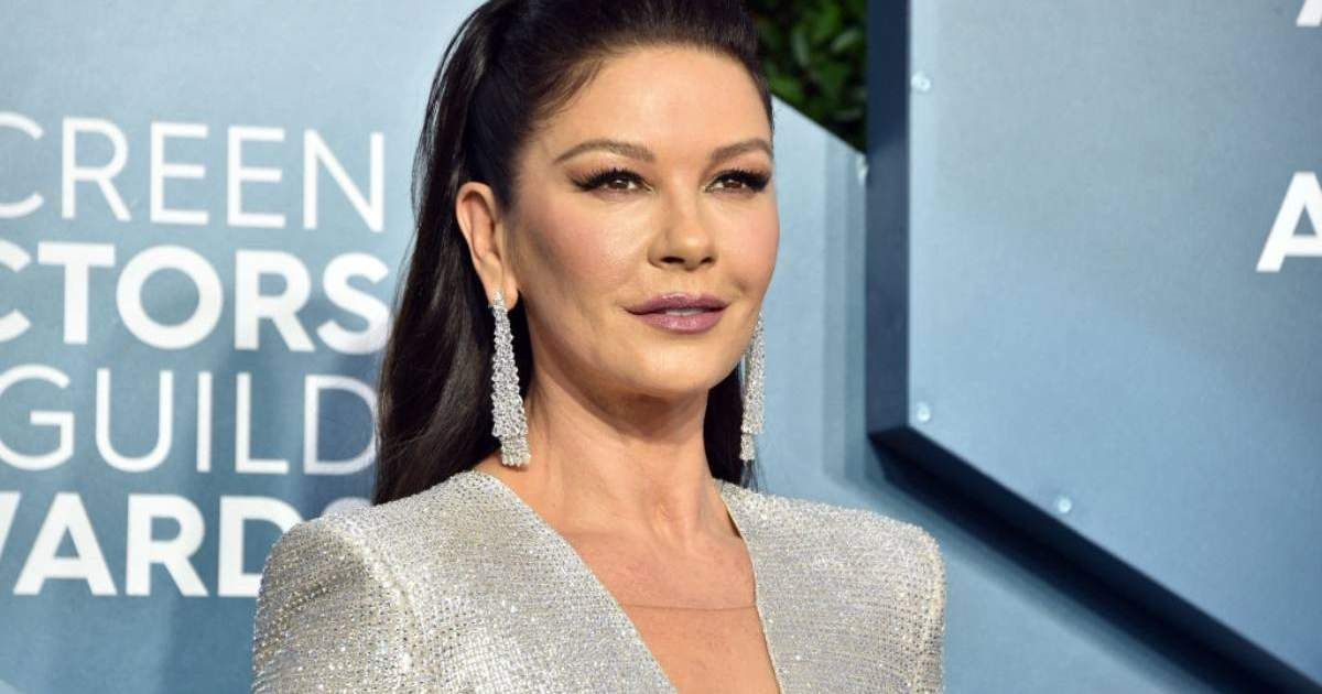 شاهد .. بالصورة - كاثرين زيتا جونز تبدو رائعة باللون الأبيض