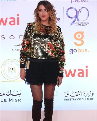 الجيبة القصيرة بتاعت “هبة السيسي” قلبت مهرجان القاهرة – شاهد