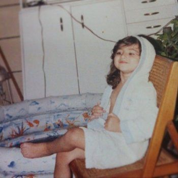 شاهد .. فنانة لبنانية بنجومية عالمية.. تعرفوا إلى هوية هذه الطفلة الجميلة!