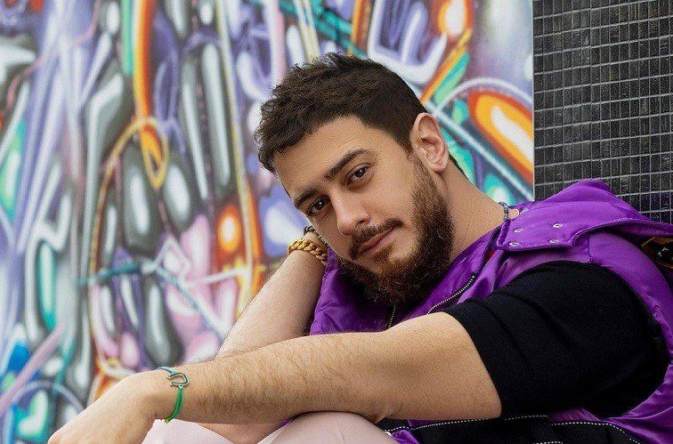 شاهد .. والد سعد لمجرد يبكي بحرقة.. وفيديو مؤثر من جنازة والدته