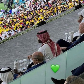 شاهد .. بالصور- الأمير محمد بن سلمان مستاء خلال مباراة قطر ضد الإكوادور لهذا السبب
