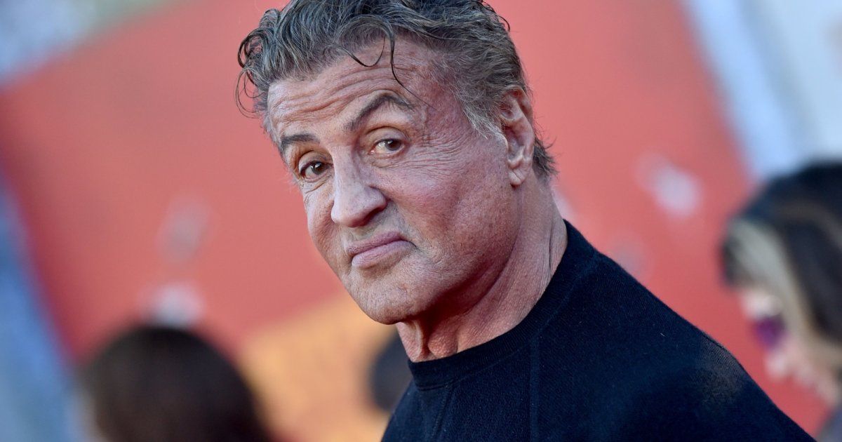 شاهد .. سيلفستر ستالون يراقص زوجته وإبنتيه.. والفرح يسيطر على الأجواء