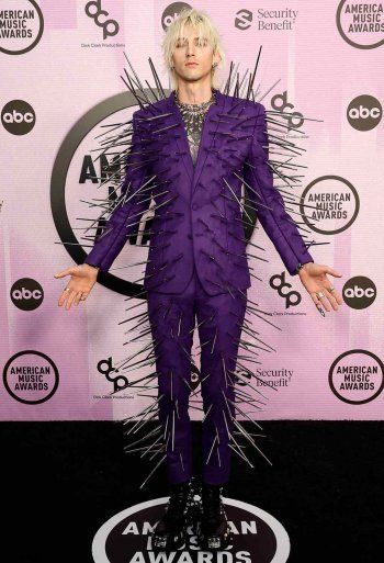 شاهد .. بالصورة - ماشين غن كيلي بإطلالة غريبة مغطياً بالمسامير