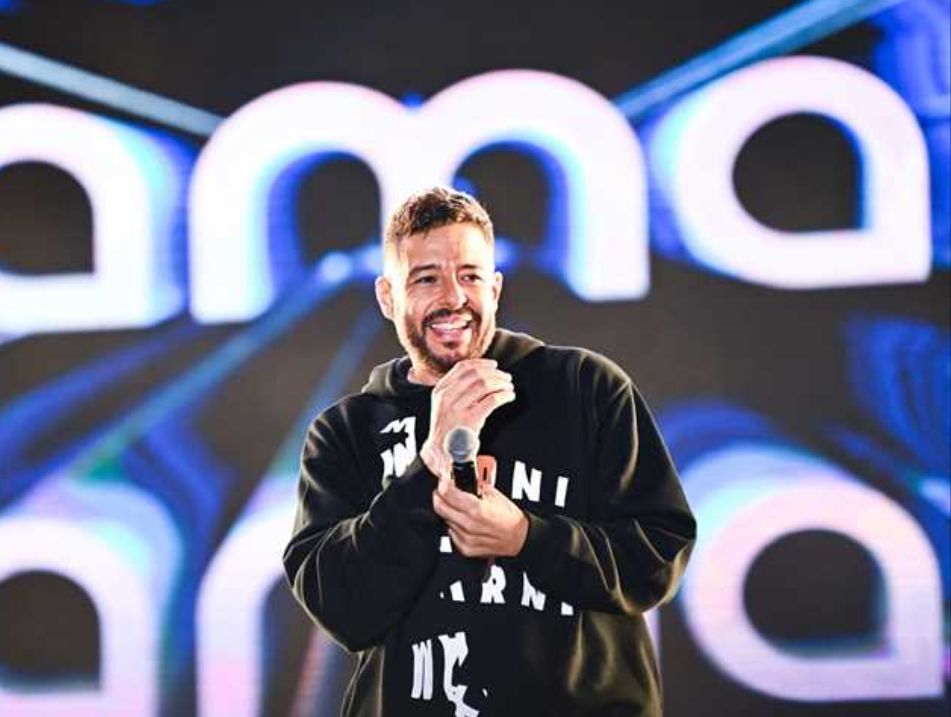 حماقي يشعل حفل استقبال الطلاب الجدد في جامعة مصر الدولية