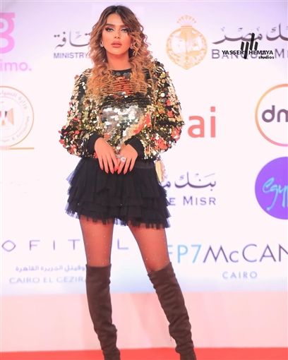 الجيبة القصيرة بتاعت “هبة السيسي” قلبت مهرجان القاهرة – شاهد