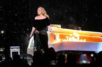 شاهد .. بالصورة - أديل تتألق بالأسود خلال حفلها في لاس فيغاس