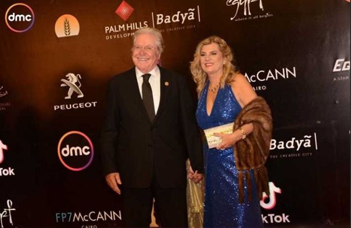 بدء حفل ختام مهرجان القاهرة .. الشيخ حسين فهمي وزوجته أوائل الحاضرين – فيديو