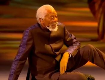 شاهد .. لهذا السبب ارتدى مورغان فريمان قفازًا في إفتتاحية كأس العالم