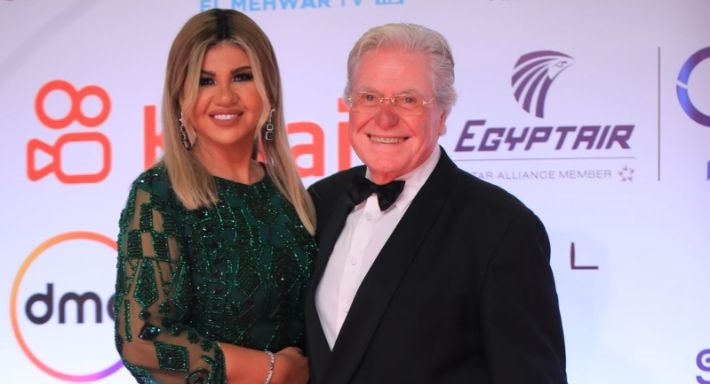 الشيخ حسين فهمي بيحضن بوسي علشان ينسي الزعل – شاهد