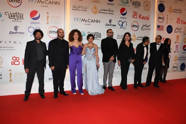 الهام شاهين ملبسة بنت اختها فستان دلع من بتوعها – شاهد