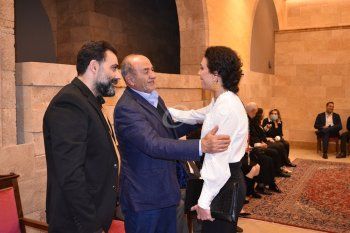 شاهد .. خاص بالصور - فنانون وشخصيات مجتمعية يتوافدون لوداع روميو لحود في كاتدرائية مار جرجس