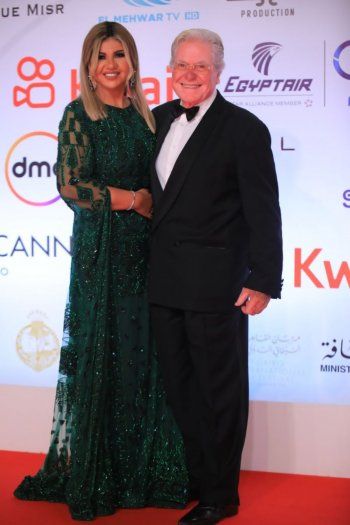 شاهد .. حسين فهمي برفقة بوسي شلبي في ختام مهرجان القاهرة السينمائي.. ويعلنان تصالحهما