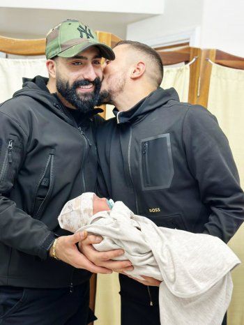 شاهد .. مهند زعيتر يحتفل بولادة إبن شقيقه أبو علي سمير بعد طول انتظار - بالصورة